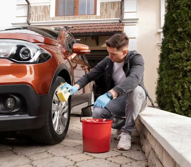 Lavage auto à domicile Ippling : professionnel intervenant sur un véhicule